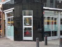 819684 Gezicht op de winkelpui van het hoekpand Kanaalstraat 83 (Cafetaria Amir) te Utrecht; rechts de Javastraat.N.B. ...